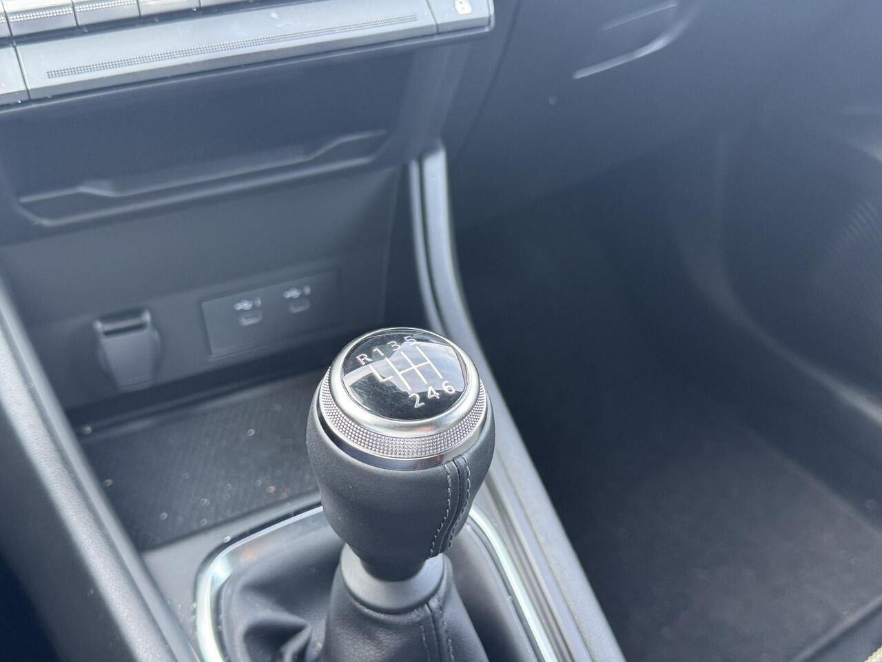 Renault CAPTUR 1.0 TCe 90 techno / NAVIGATIE INC. APPLE & ANDROID AUTO / STOEL & STUURWIELVERWARMING / CLIMATE CONTROL /