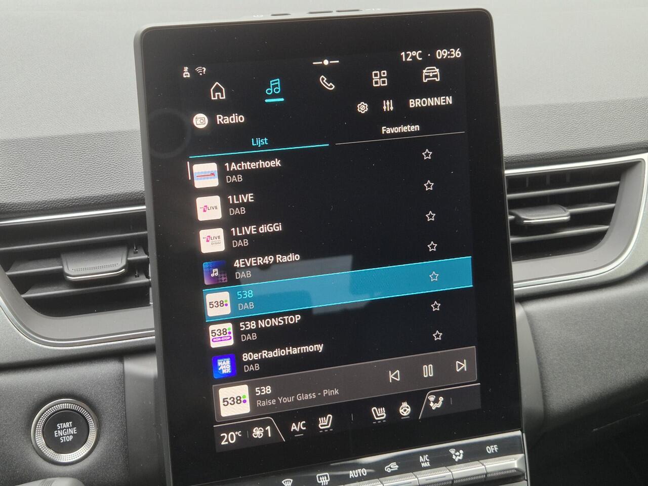 Renault CAPTUR 1.3 mild hybrid 160 techno Automaat / Fabrieksgarantie tot 07-2027 / Pack winter / Apple Carplay Android Auto / Trekgewicht 1200 kg / Stuur-, en Stoel verwarming / Adaptief CC / Keyless Entry/Start / Climate control / Draadloze telefoon lader /