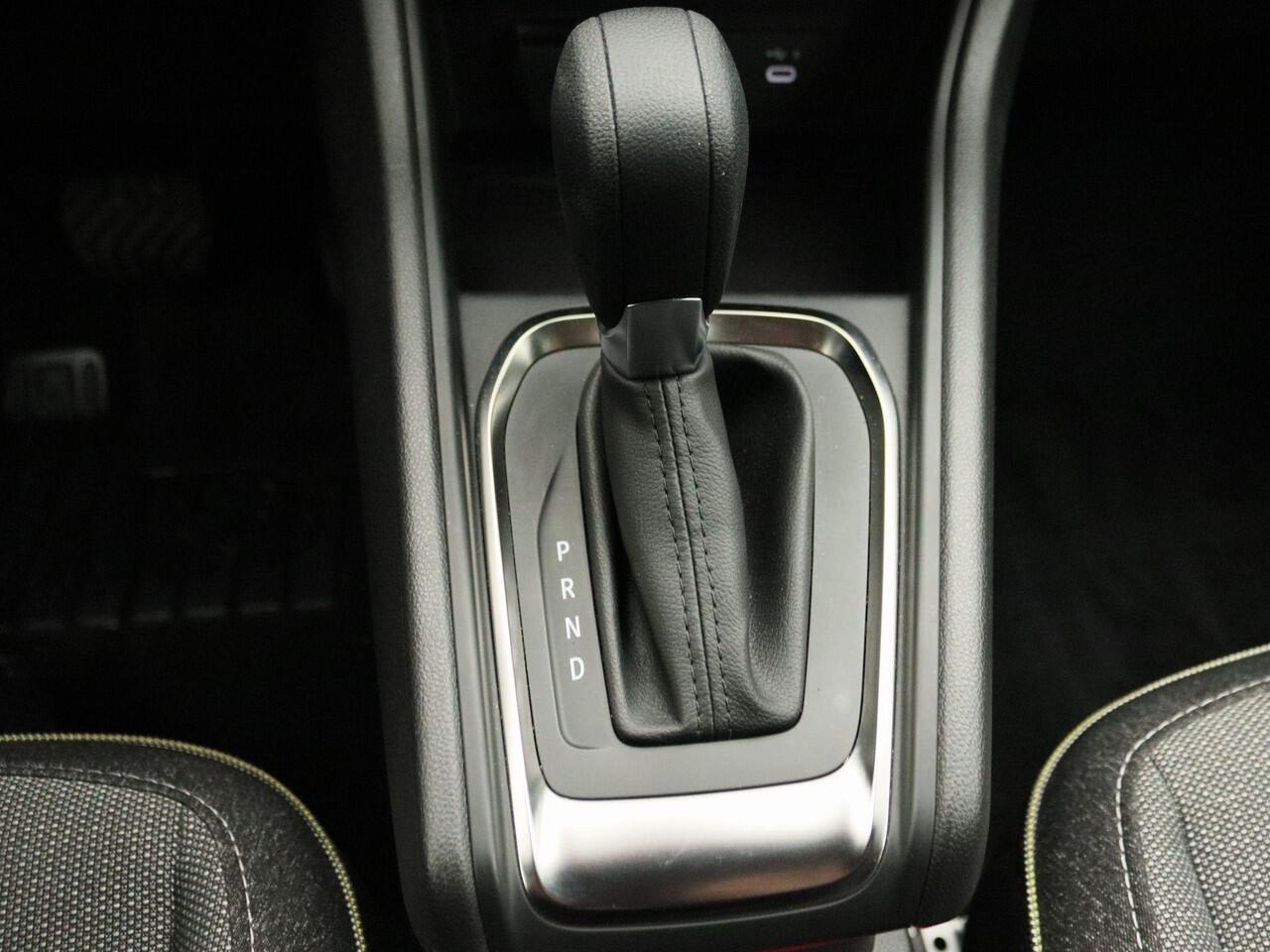 Renault CAPTUR Techno mild hybrid 160 EDC Automaat | openR multimediasysteem met 10,4" touchscreen met Apple CarPlay & Android Auto | Climate Control | Parkeersensoren met achteruitrijcamera | Two-tone metaalkleur |