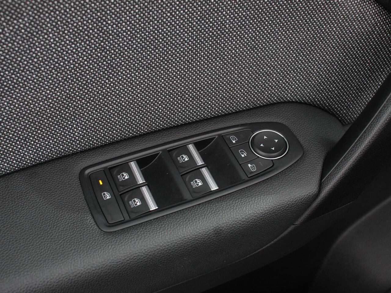 Renault CAPTUR 1.3 TCe Techno 160pk automaat | Climate control | Adaptieve cruise control | Camera | Parkeersensoren | LED | Verwarmde voorstoelen | Stuurverwarming | Navigatie | Apple Carplay/ Android Auto | Keyless