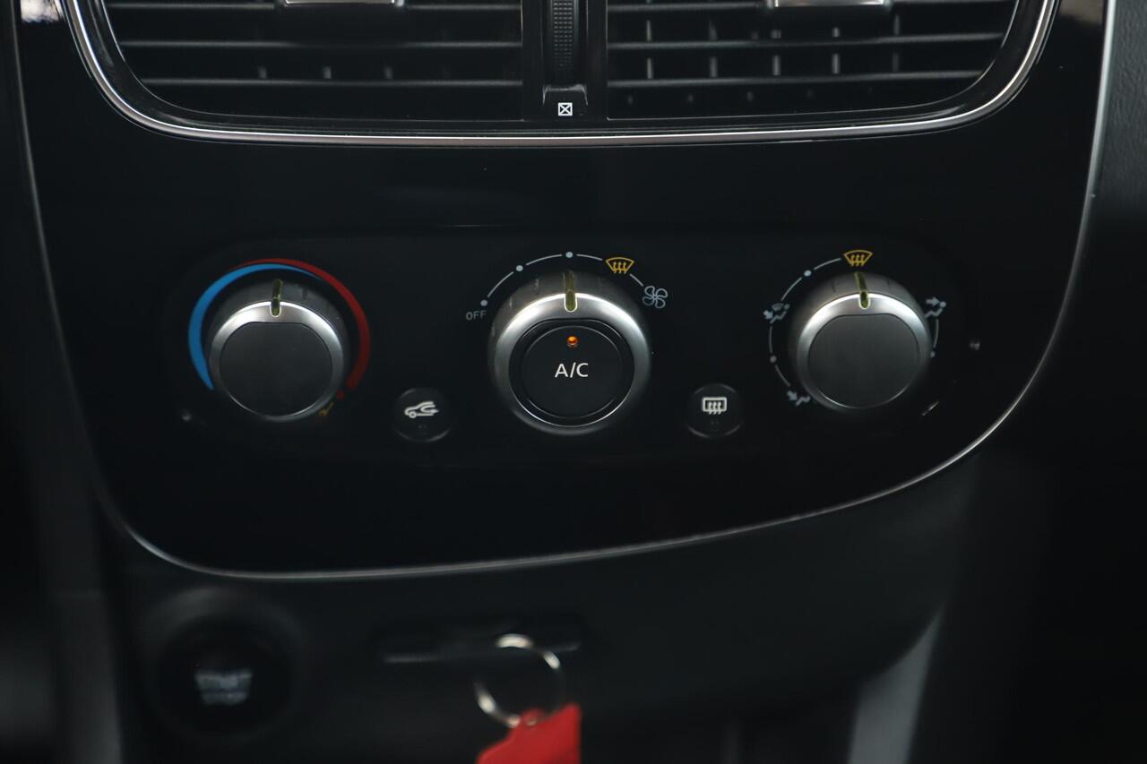 Renault CLIO Estate 0.9 TCe Limited Navigatie Bluetooth Airco Cruise Control 16 inch LMV Getint Glas