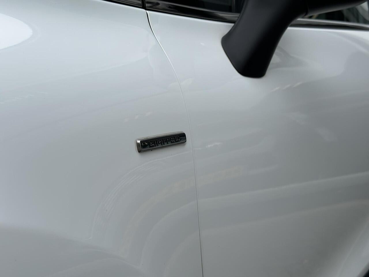 Renault CLIO IV Estate TCe 90 Limited | Navigatiesysteem | Armsteun | Lage kilometerstand!! | Lichtmetalen velgen | Parkeersensoren |