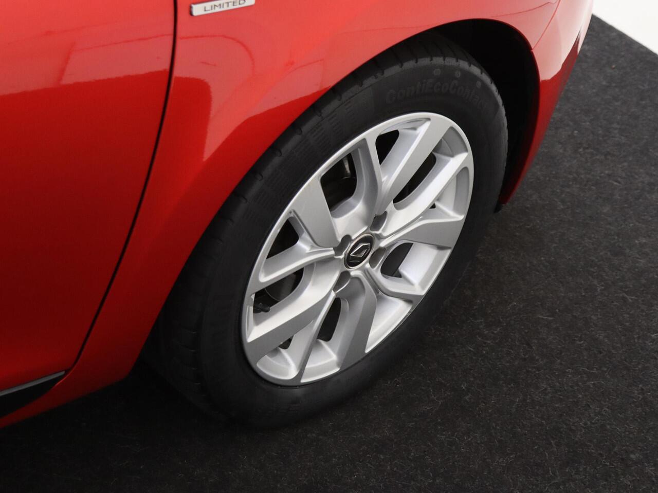 Renault CLIO Estate 1.2 TCe120 Limited | Navigatie | Parkeersensoren | 4 Cilinder motor