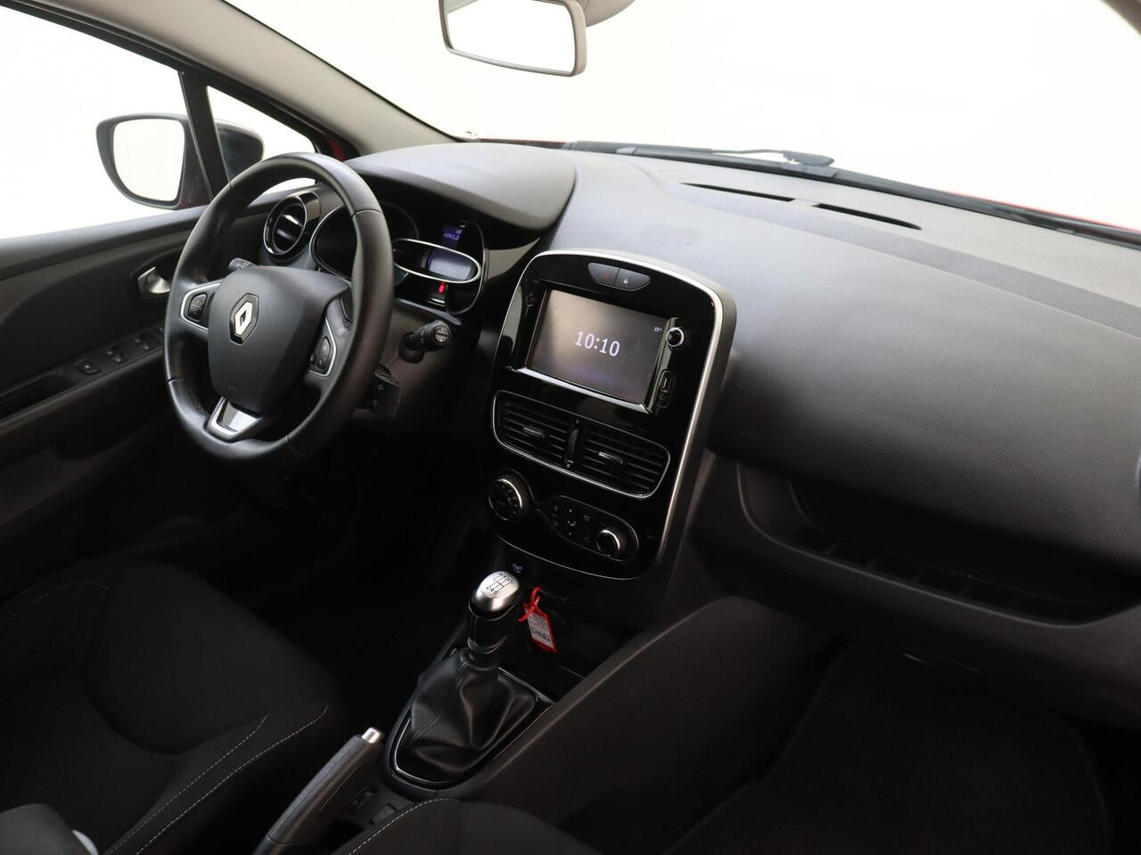 Renault CLIO Estate 1.2 TCe120 Limited | Navigatie | Parkeersensoren | 4 Cilinder motor