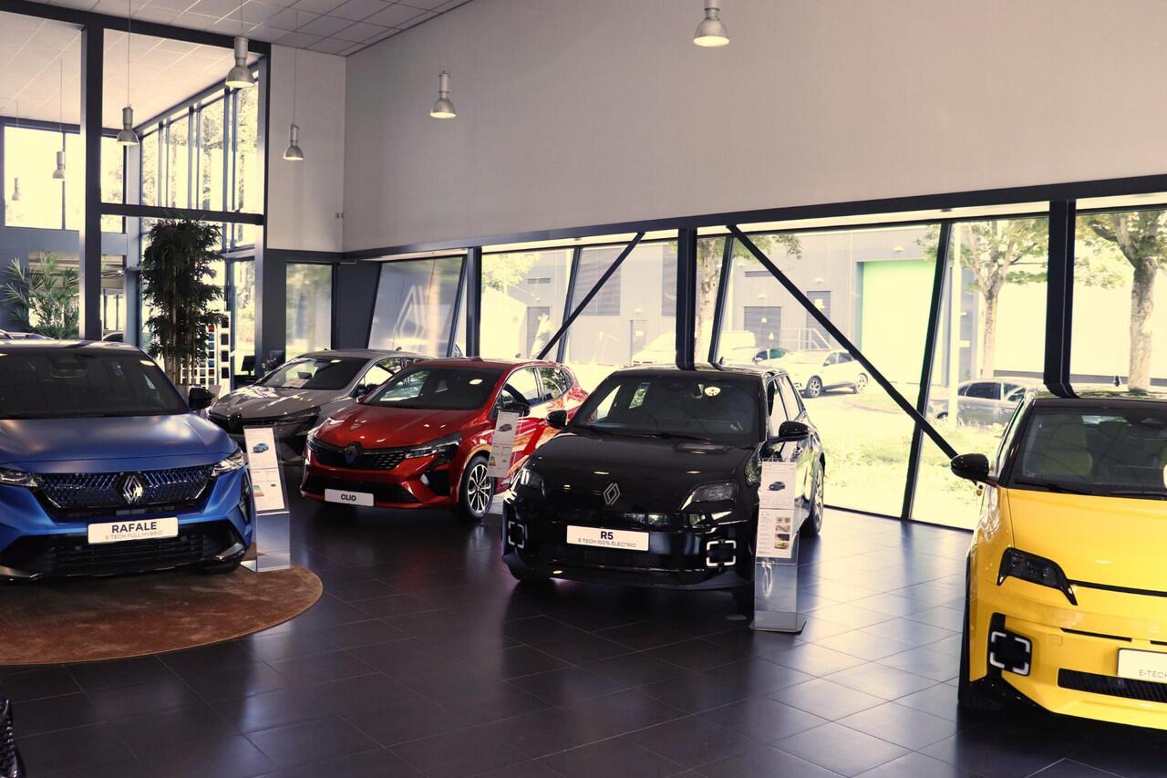 Renault CLIO TCe 90 Intens / DEALER ONDERHOUDEN / NAVI / LED / PRIV GLASS / PDC A / BLUETOOTH / CRUISE / CLIMATE / STOEL VERW. / DAB / KEYLESS / 16'' LMV