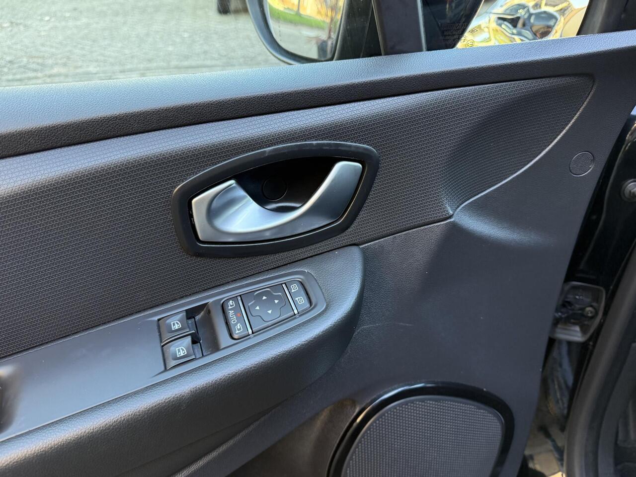 Renault CLIO 0.9 TCe Limited / Airco/ Navigatie/ Cruise/ Apple carplay/ LED/ PDC/ LMV