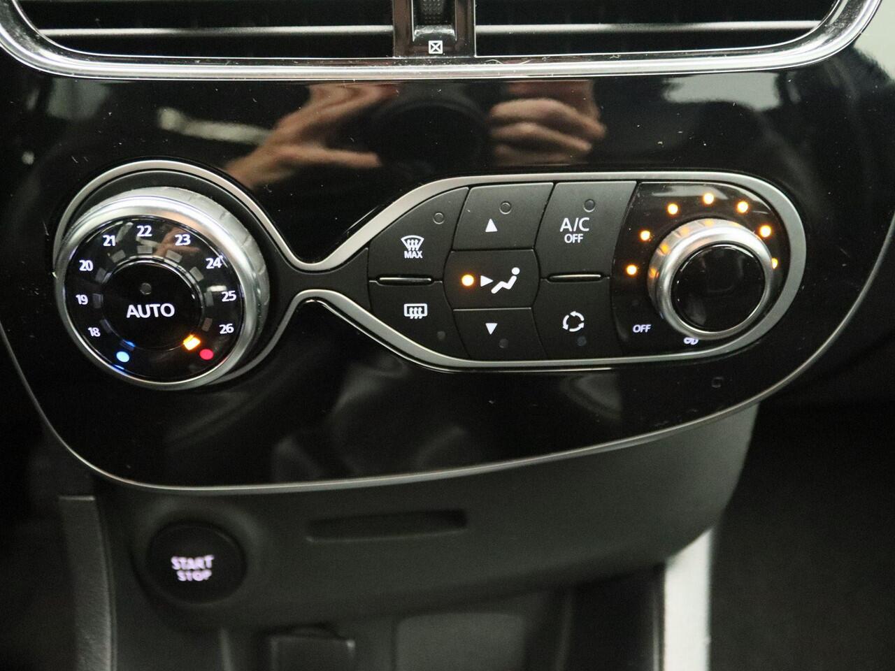 Renault CLIO TCe 90 Intens | Apple CarPlay & Android Auto | Climate control | Lichtmetalen wielen | Parkeersensoren | Metaalkleur | Cruise control |