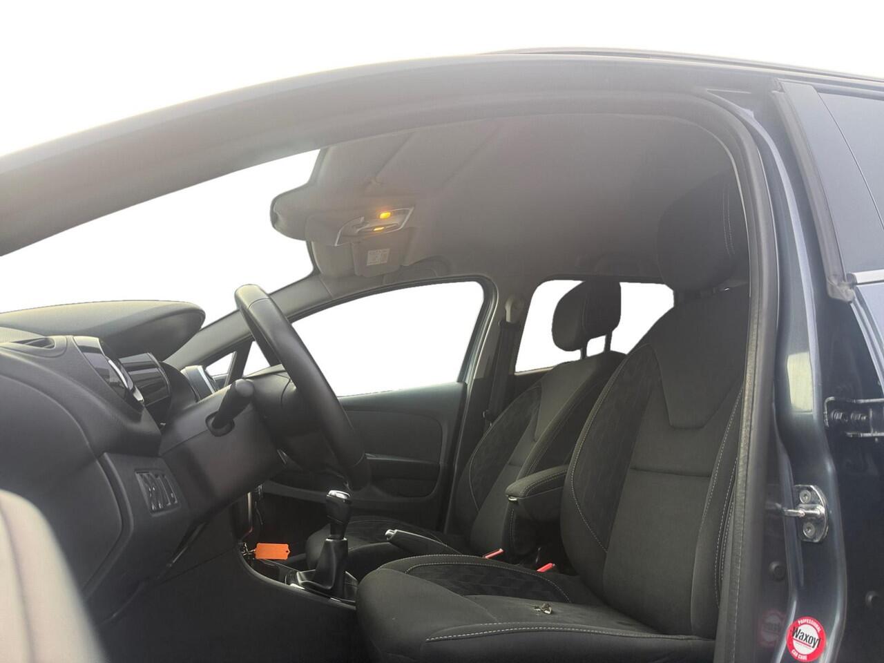 Renault CLIO Estate 0.9 TCe Limited | Navigatie | Trekhaak | Parkeersensoren | Airco | DAB | Bluetooth | Keyless | Dak Rails |