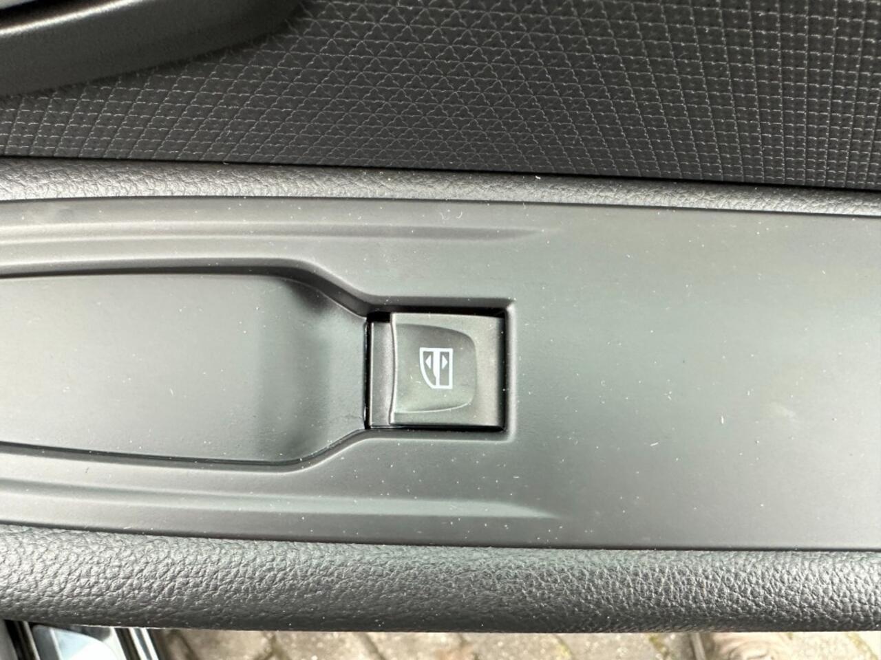 Renault CLIO Estate 0.9 TCe Limited Navigatie