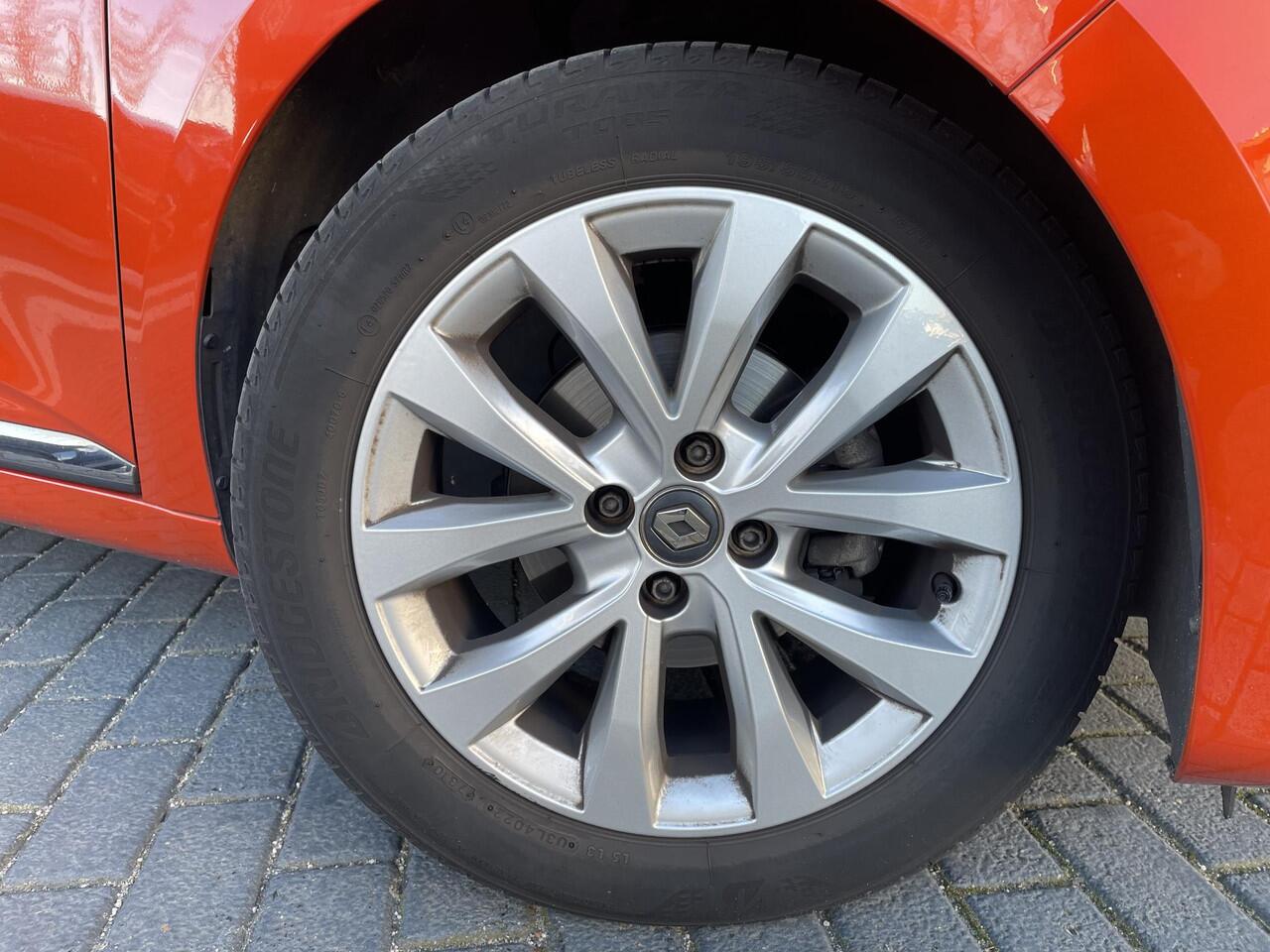 Renault CLIO 1.0 TCe Intens / PDC + CAMERA / CLIMATE CONTROL / NAVIGATIE / APPLE & ANDROID CARPLAY