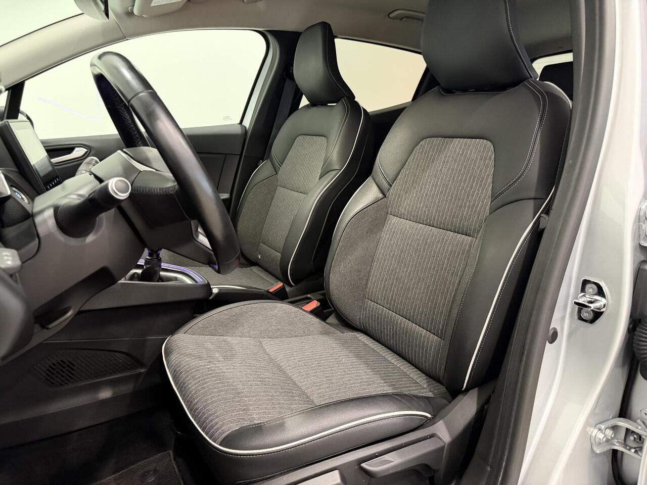 Renault CLIO 1.0 TCe 100 Intens | Navigatie | Climate Control | Cruise Control | Achteruitrijcamera | Lichtmetalen velgen 17" | Apple Carplay/Android Auto