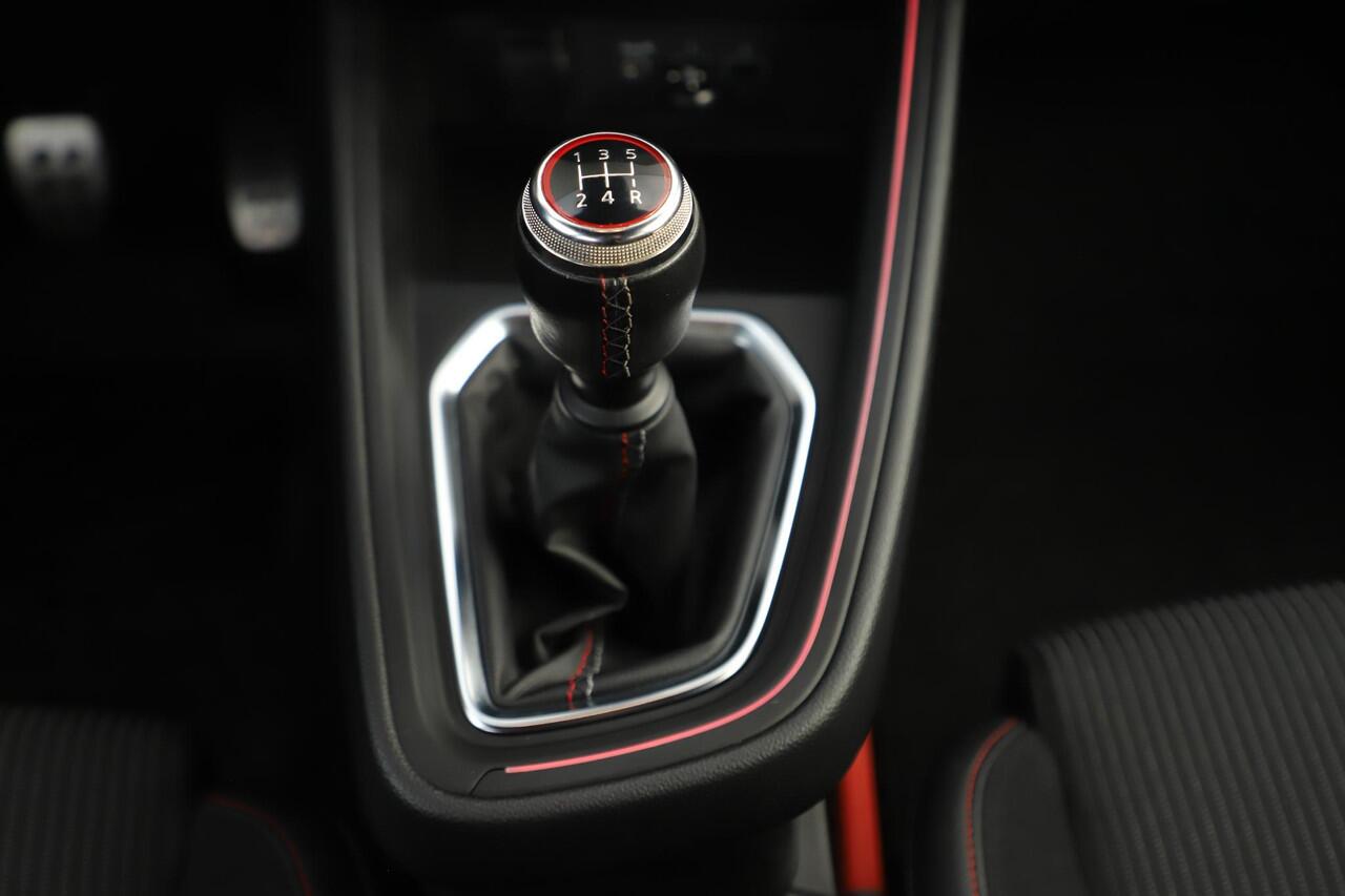 Renault CLIO 1.0 TCe R.S. Line Trekhaak 17 inch LMV BOSE Groot Navigatie Achteruitrijcamera Carplay Android Half Leder