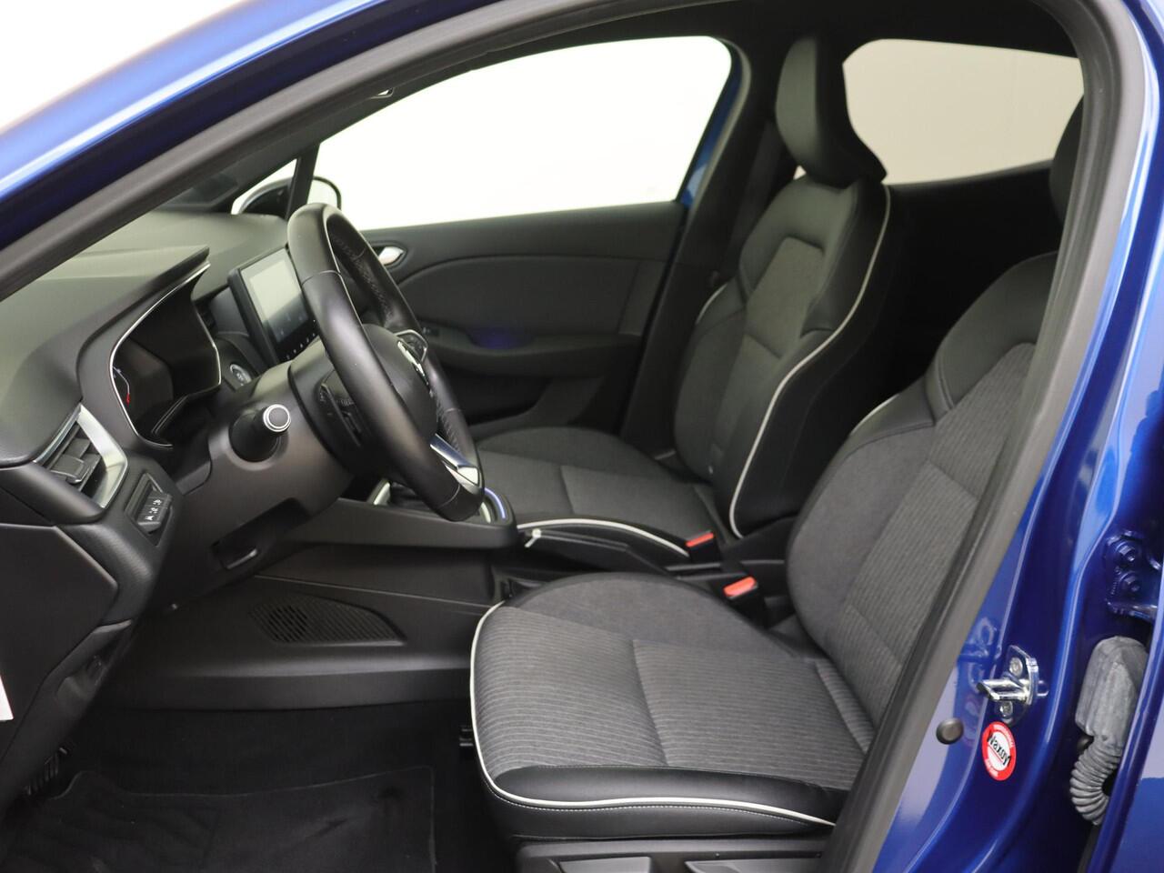 Renault CLIO 1.3 TCe Intens | Apple Carplay/Android Auto | Autonomous Emergency Braking | cruise control | kunstlederen bekleding | LED koplampen | lichtmetalen velgen 17"| rijstrooksensor met correctie | premium kleur