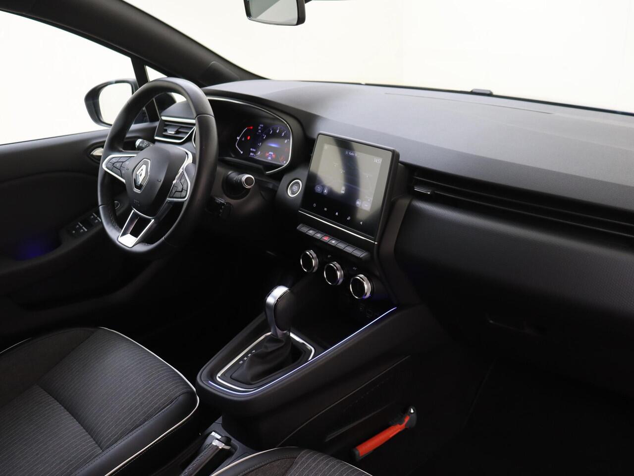 Renault CLIO 1.3 TCe Intens | Apple Carplay/Android Auto | Autonomous Emergency Braking | cruise control | kunstlederen bekleding | LED koplampen | lichtmetalen velgen 17"| rijstrooksensor met correctie | premium kleur