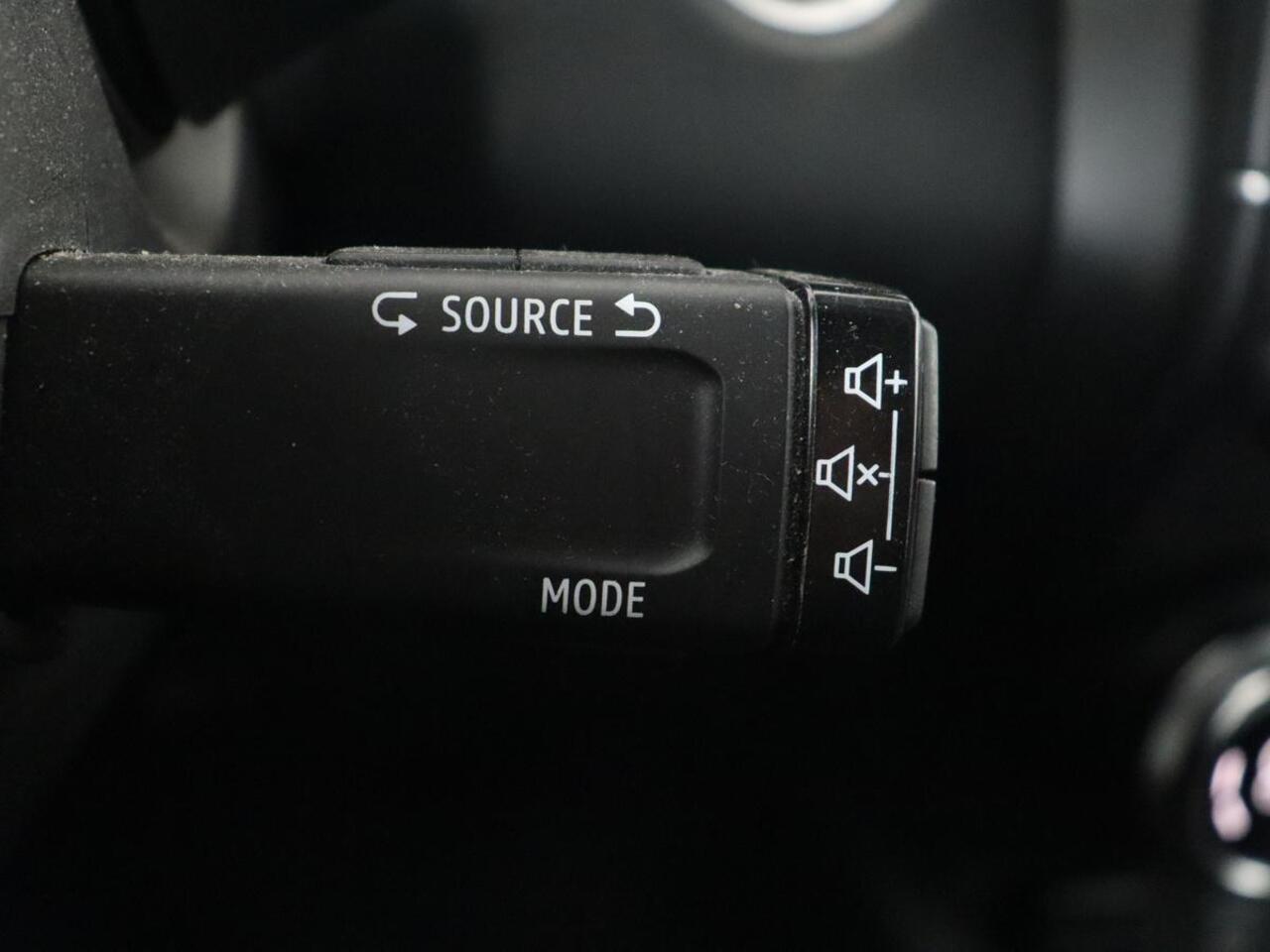 Renault CLIO 1.6 E-Tech Hybrid 140 Intens | Stoelverwarming | Camera | Carplay | Stuurverwarming | Half leder | Full LED | Navigatie | Climate control | Cruise control | Parkeerhulp