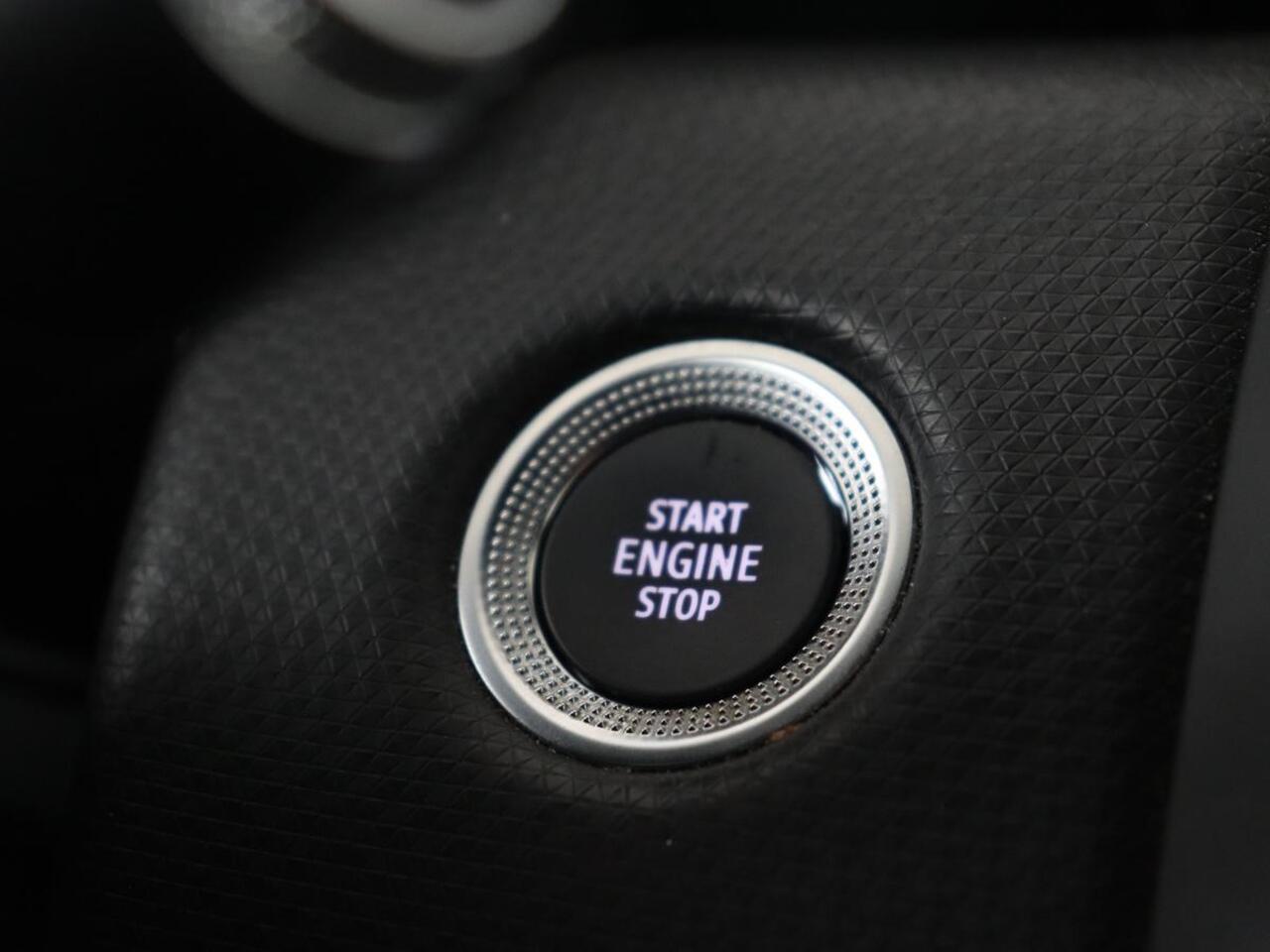 Renault CLIO 1.6 E-Tech Hybrid 140 Intens | Stoelverwarming | Camera | Carplay | Stuurverwarming | Half leder | Full LED | Navigatie | Climate control | Cruise control | Parkeerhulp