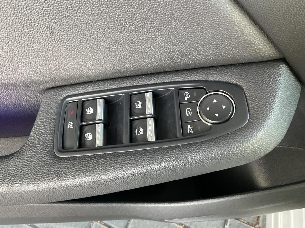 Renault CLIO 1.0 TCe Intens LICHTMETALEN VELGEN / PARKEERSENSOREN / ACHTERUITRIJCAMERA / ELEKTRISCHE BEDIENBARE RAMEN / CRUISE CONTROL / BLEUTOOTH / NAVIGATIESYSTEEM / LANE DEPARTURE