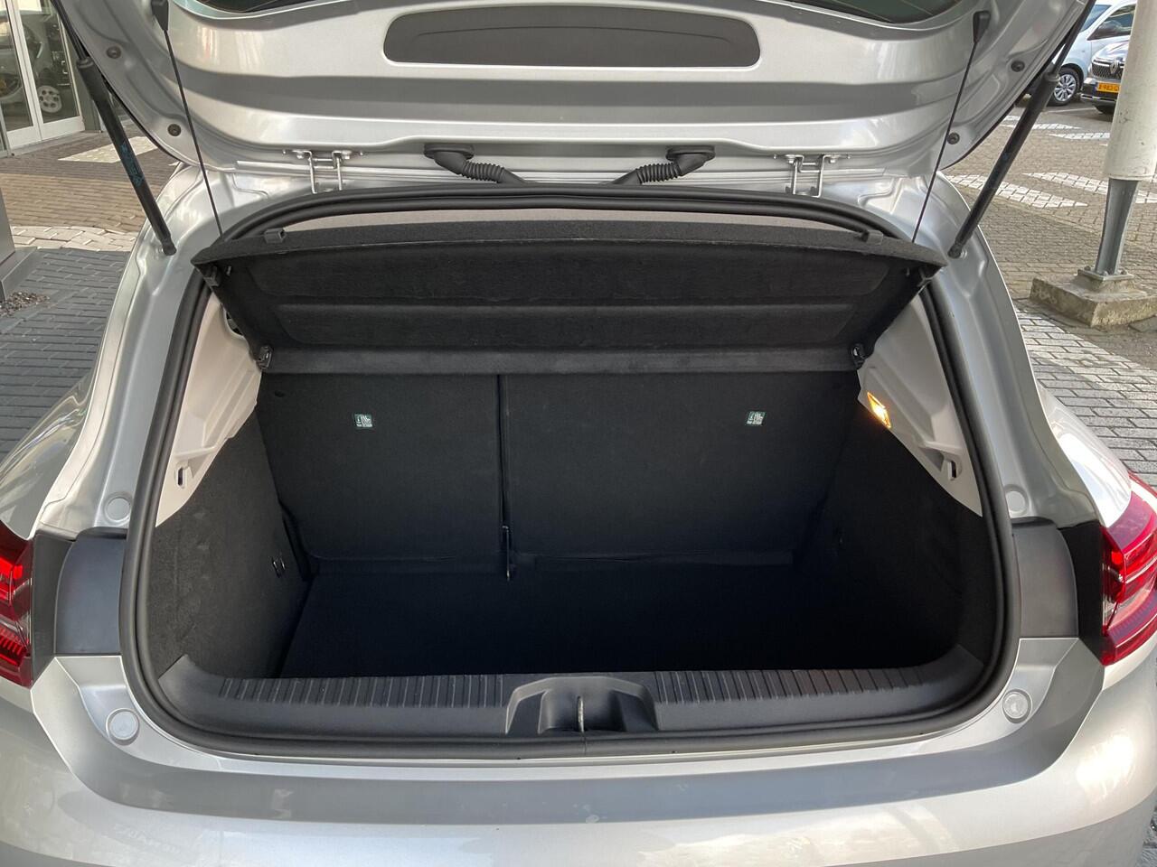 Renault CLIO 1.0 TCe Intens LICHTMETALEN VELGEN / PARKEERSENSOREN / ACHTERUITRIJCAMERA / ELEKTRISCHE BEDIENBARE RAMEN / CRUISE CONTROL / BLEUTOOTH / NAVIGATIESYSTEEM / LANE DEPARTURE