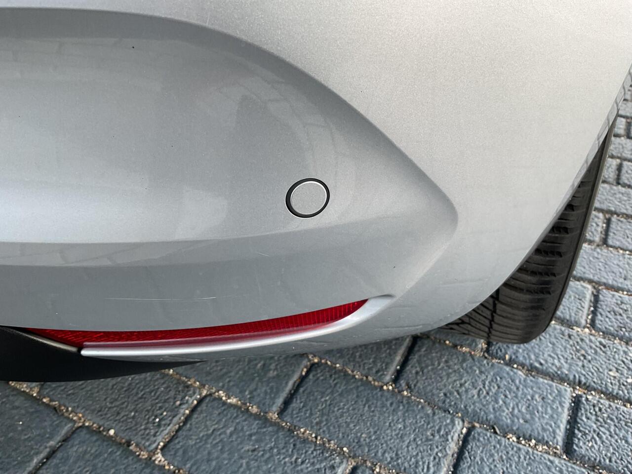 Renault CLIO 1.0 TCe Intens LICHTMETALEN VELGEN / PARKEERSENSOREN / ACHTERUITRIJCAMERA / ELEKTRISCHE BEDIENBARE RAMEN / CRUISE CONTROL / BLEUTOOTH / NAVIGATIESYSTEEM / LANE DEPARTURE