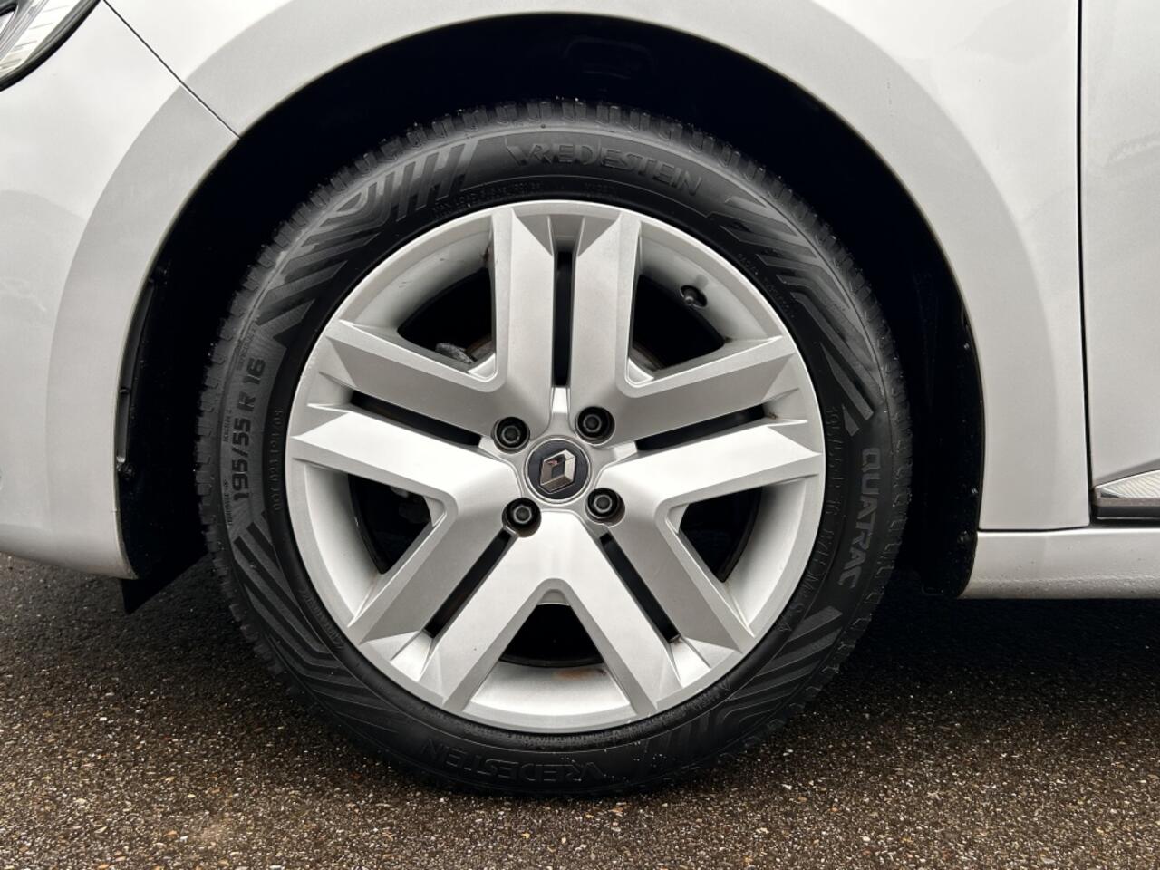 Renault CLIO 1.0 TCe Zen / Carplay / Navi / Parkeersensoren / Getint glas