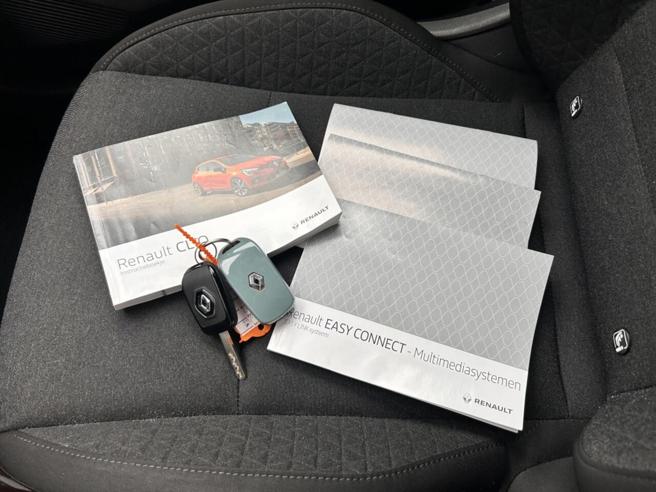 Renault CLIO 1.0 TCe Zen / Carplay / Navi / Parkeersensoren / Getint glas