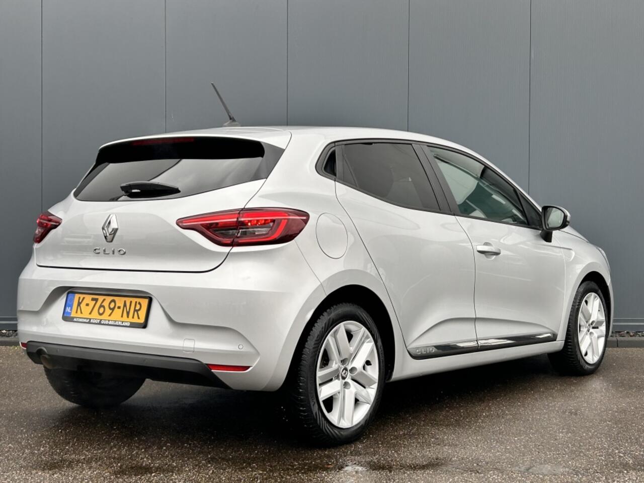 Renault CLIO 1.0 TCe Zen / Carplay / Navi / Parkeersensoren / Getint glas