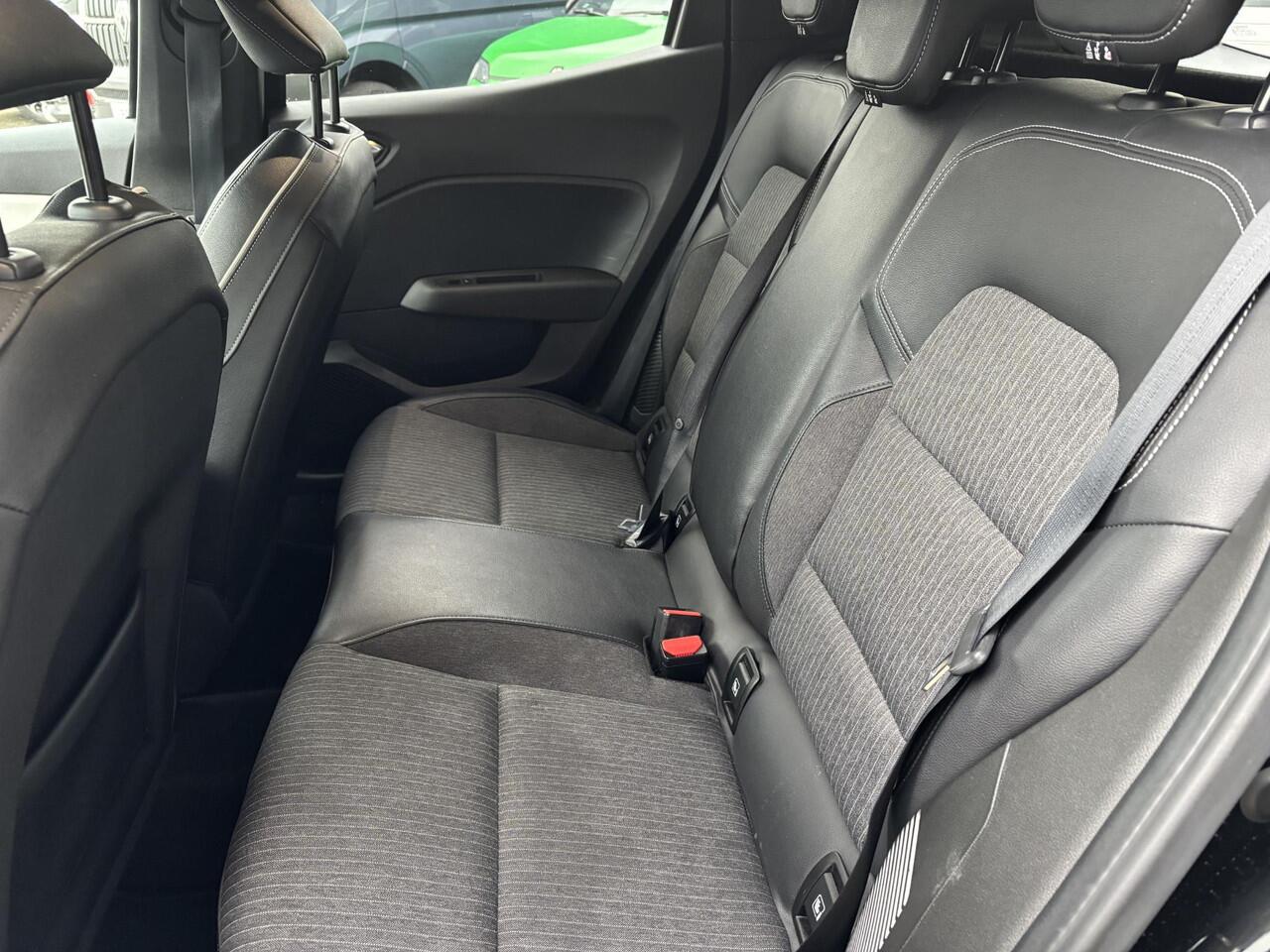 Renault CLIO 1.6 E-Tech Hybrid 145 Techno AUTOMAAT / NAVIGATIE incl. APPLE & ANDROID CARPLAY / CLIMATE CONTROL / PARKEERSENSOREN EN CAMERA / KEYLESS ENTRY