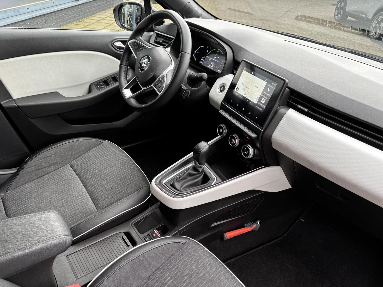 Renault CLIO 1.6 E-Tech Hybrid 145 Techno AUTOMAAT / NAVIGATIE incl. APPLE & ANDROID CARPLAY / CLIMATE CONTROL / PARKEERSENSOREN EN CAMERA / KEYLESS ENTRY