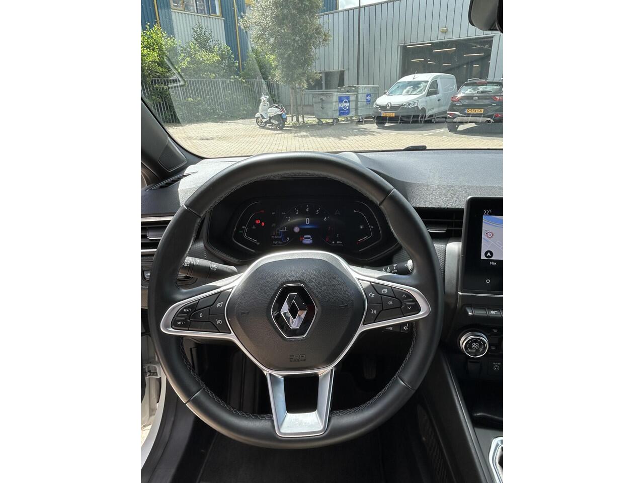 Renault CLIO TCe 90 Intens 1E EIGENAAR | CLIMATE EN CRUISE CONTROL | DEALER ONDERHOUDEN | PARKEERSENSOREN V+A | CAMERA | APPLE CARPLAY EN ANDROID AUTO | LED VERLICHTING | KEYLESS ENTRY |