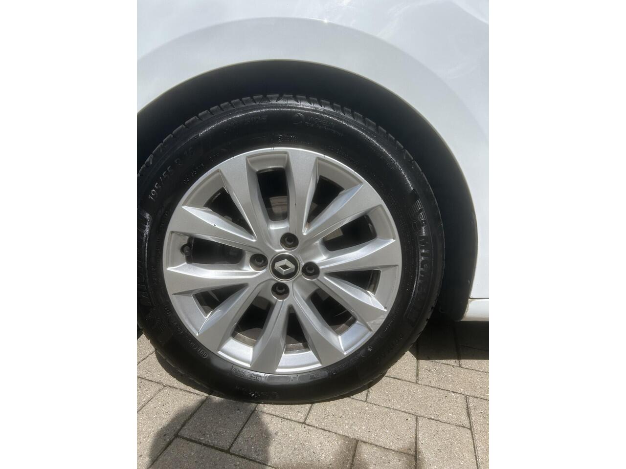 Renault CLIO TCe 90 Intens 1E EIGENAAR | CLIMATE EN CRUISE CONTROL | DEALER ONDERHOUDEN | PARKEERSENSOREN V+A | CAMERA | APPLE CARPLAY EN ANDROID AUTO | LED VERLICHTING | KEYLESS ENTRY |