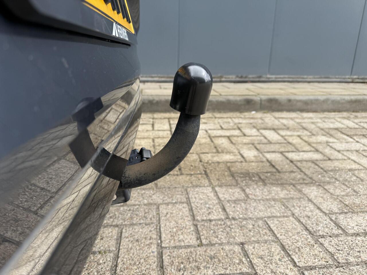 Renault CLIO 1.6 E-Tech Hybrid 140 Initiale / Trekhaak / Stuurverwarming / Stoelverwarming / All Season Banden / Navigatie / Achteruitrijcamera / Cruise Control