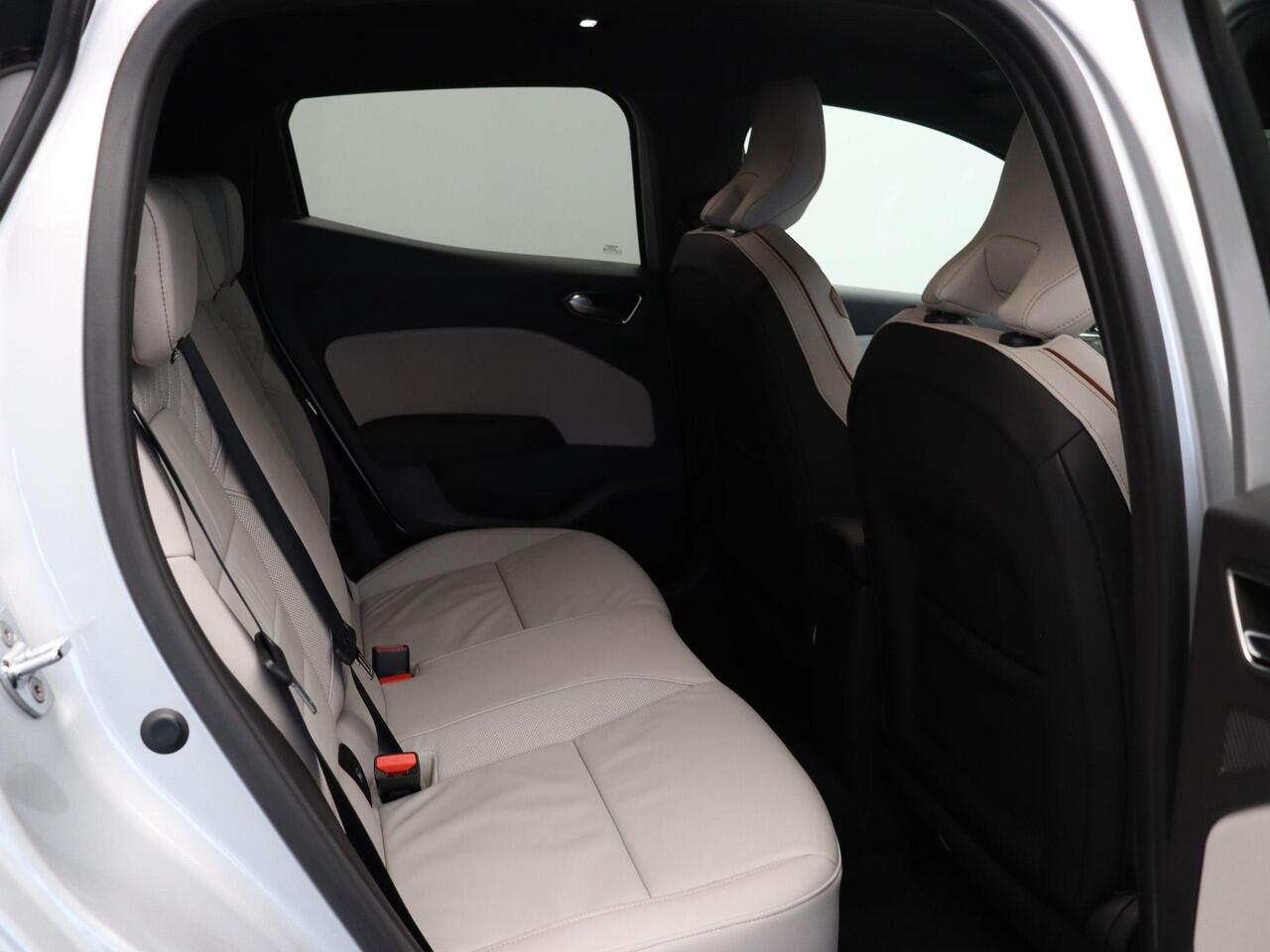 Renault CLIO E-Tech Hybrid 140pk Initiale Paris | Lederen bekleding | BOSE | Stoel- en stuurwielverwarming |