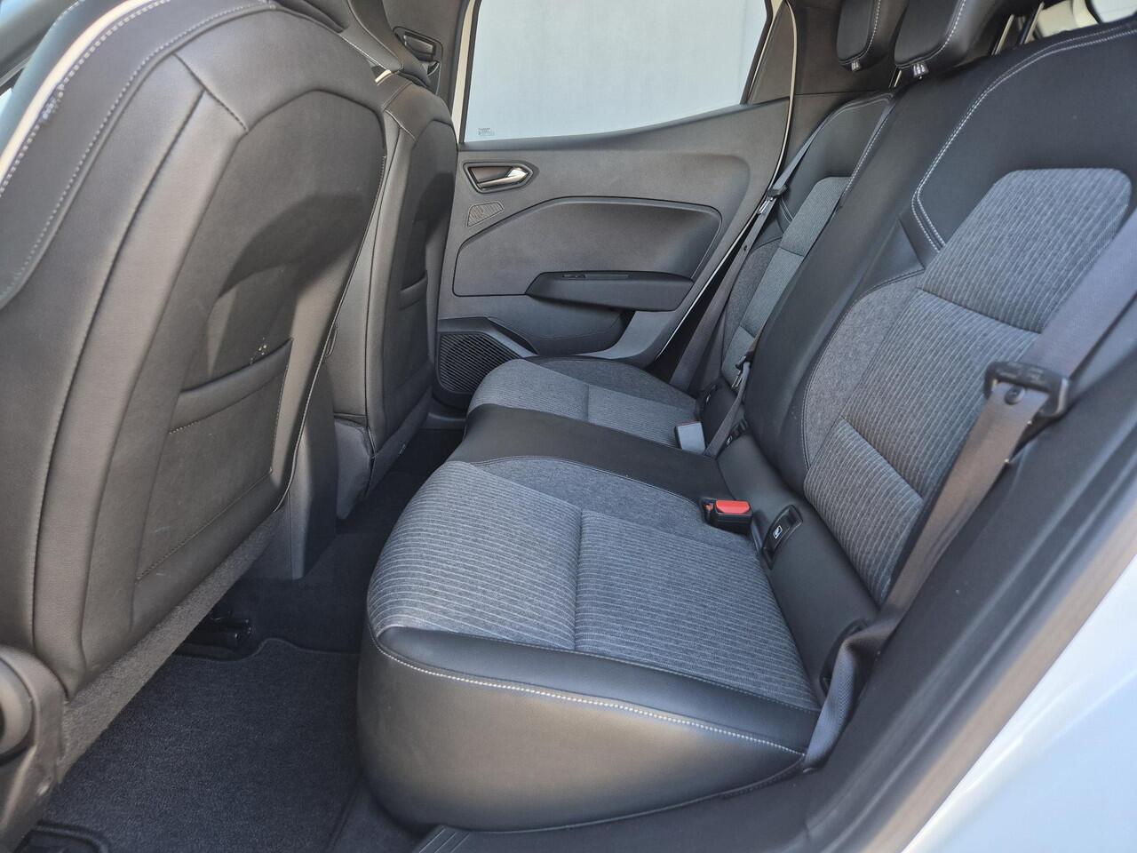 Renault CLIO 1.0 TCe 90 Techno / All season banden / draadloze telefoonlader / Achteruitrijcamera / Cruise control / Apple Carplay Android Auto / Keyless Entry/Start / Climate control / Parkeersensoren voor en achter /