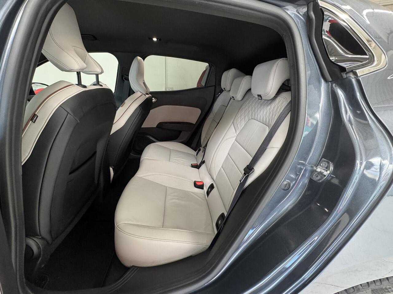 Renault CLIO 1.6 E-Tech Hybrid 140 Initiale Paris | Leder | BOSE-Audiosysteem | Stoelverwarming | Navigatie | Achteruitrijcamera |