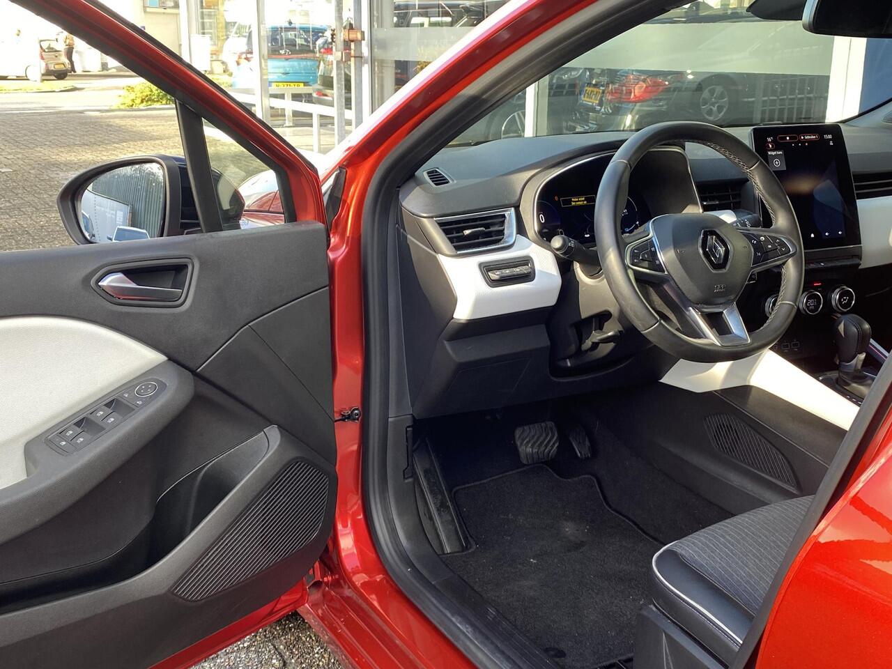 Renault CLIO 1.6 E-Tech Hybrid 145 Techno / Automaat / NL-Auto / 15.000 Km / Dealer-Onderhouden / Cruise-Control / Climate-Control / LED / Keyless / Apple-Carplay & Android-Auto / Sfeerverlichting / DAB Radio-Bluetooth / Navi / PDC V+A met Camera / 16'' LMV / All-Seas