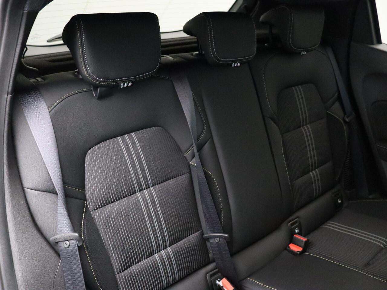 Renault CLIO E-Tech Hybrid 145pk E-Tech Engineered | 17" Lichtemetalen velgen | Climate Control | Parkeersensoren voor en achter | Dodehoek detectie | Achteruitrijcamera |