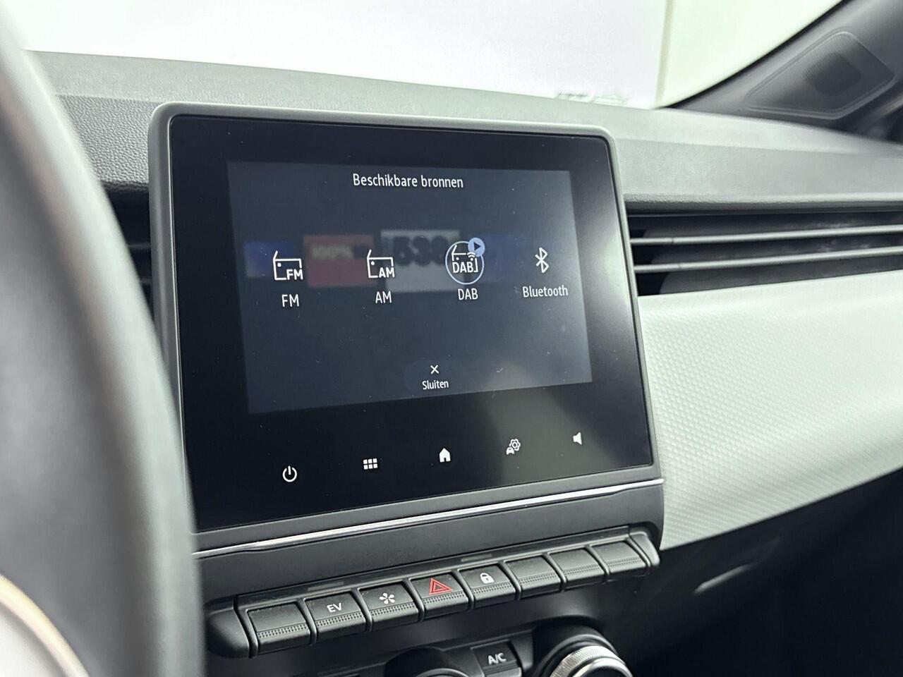 Renault CLIO 1.6 E-Tech Hybrid 145Pk Automaat Techno | Achteruitrijcamera | Climate Control | Apple Carplay/Android Auto | Navigatie | Keyless Entry | Cruise Control | Lichtmetalen velgen | Privacy Glass |
