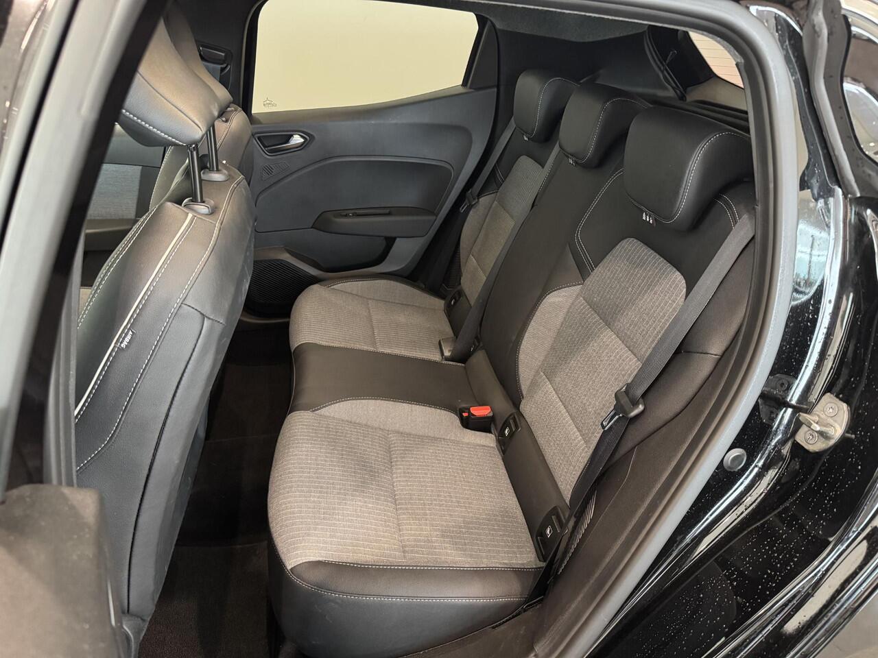 Renault CLIO 1.6 E-Tech Full Hybrid 145 Techno | Navigatie 9,3" | Draadloze telefoonlader | Lichtmetalen velgen 17" | Parkeersensoren achter en achteruitrijcamera | Climate Control | Cruise Control | Apple Carplay/Android Auto