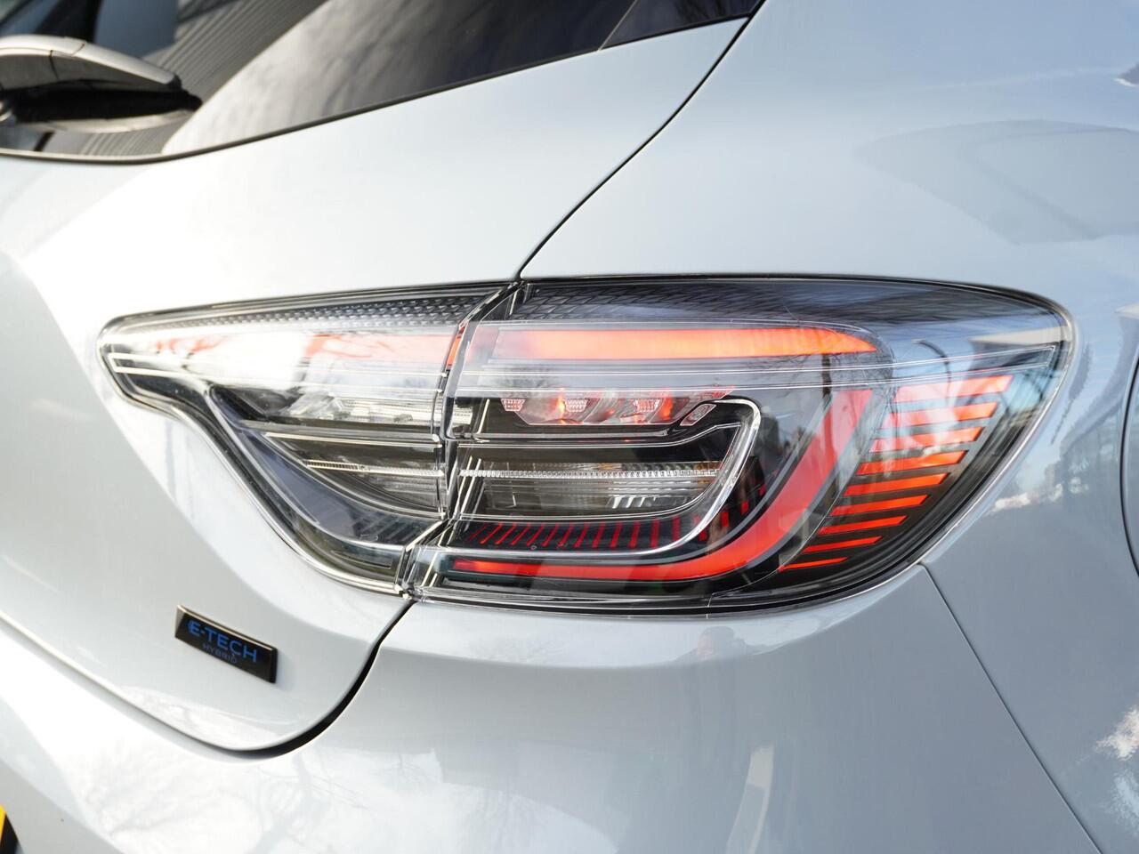 Renault CLIO 1.6 E-Tech Full Hybrid 145 esprit Alpine AUTOMAAT / PACK WINTER / DEALER OND. / 9,3'' NAVI / 10.25'' DASHBOARD / ADAPT. CRUISE / CAMERA / PDC / CLIMATE / APPLE CARPLAY / ANDROID AUTO / PRIVACY GLASS / DAB+ / 17'' LMV