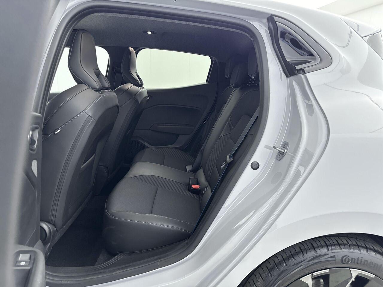 Renault CLIO 1.6 E-Tech Full Hybrid 145Pk esprit Alpine | Navigatie | Draadloze Carplay | Parkeersensoren Voor & Achter | 360 Camera | Climate Control | Keyless Entry | Licht & Regensensor | Adaptieve Cruise Control | Privacy Glass |