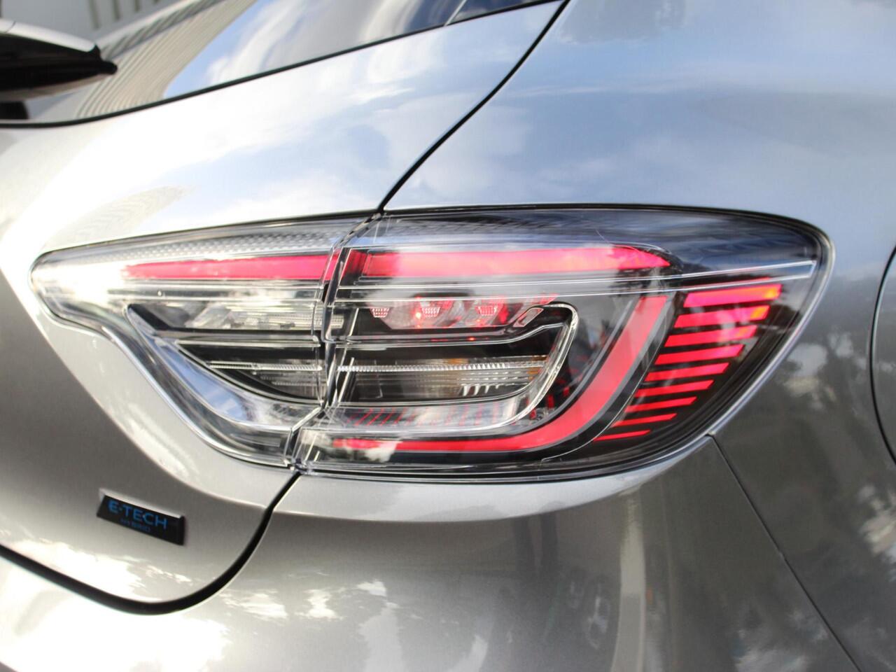 Renault CLIO 1.6 E-Tech Full Hybrid 145 esprit Alpine AUTOMAAT / PACK CITY PREMIUM / 9,3'' NAVI / 10.25'' DASHBOARD / ADAPT. CRUISE / CAMERA / PDC / CLIMATE / APPLE CARPLAY / ANDROID AUTO / PRIVACY GLASS / DAB+ / 17'' LMV