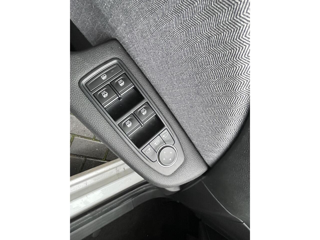 Renault CLIO 1.6 E-Tech Full Hybrid 145 techno / Pack Navigation Techno / Pack Winter / Pack Look 17" velgen