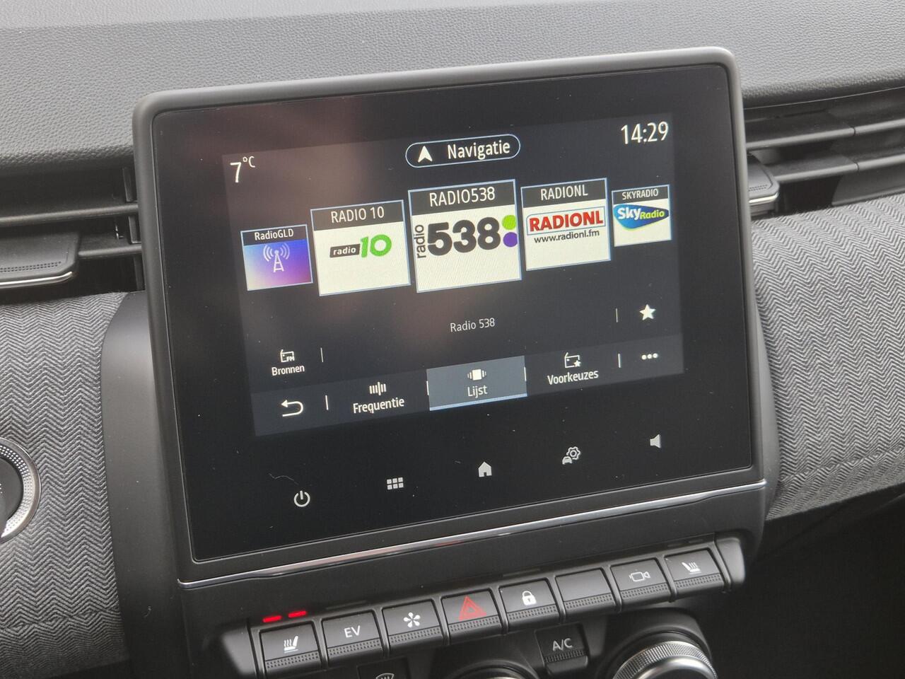 Renault CLIO 1.6 E-Tech Full Hybrid 145 Techno Automaat / Fabrieksgarantie tot 04-2027 / All Season Banden / 360 Graden Camera / Stoel & Stuurverwarming / Apple Carplay & Android Auto / Cruise Control / Draadloze Telefoon Lader /