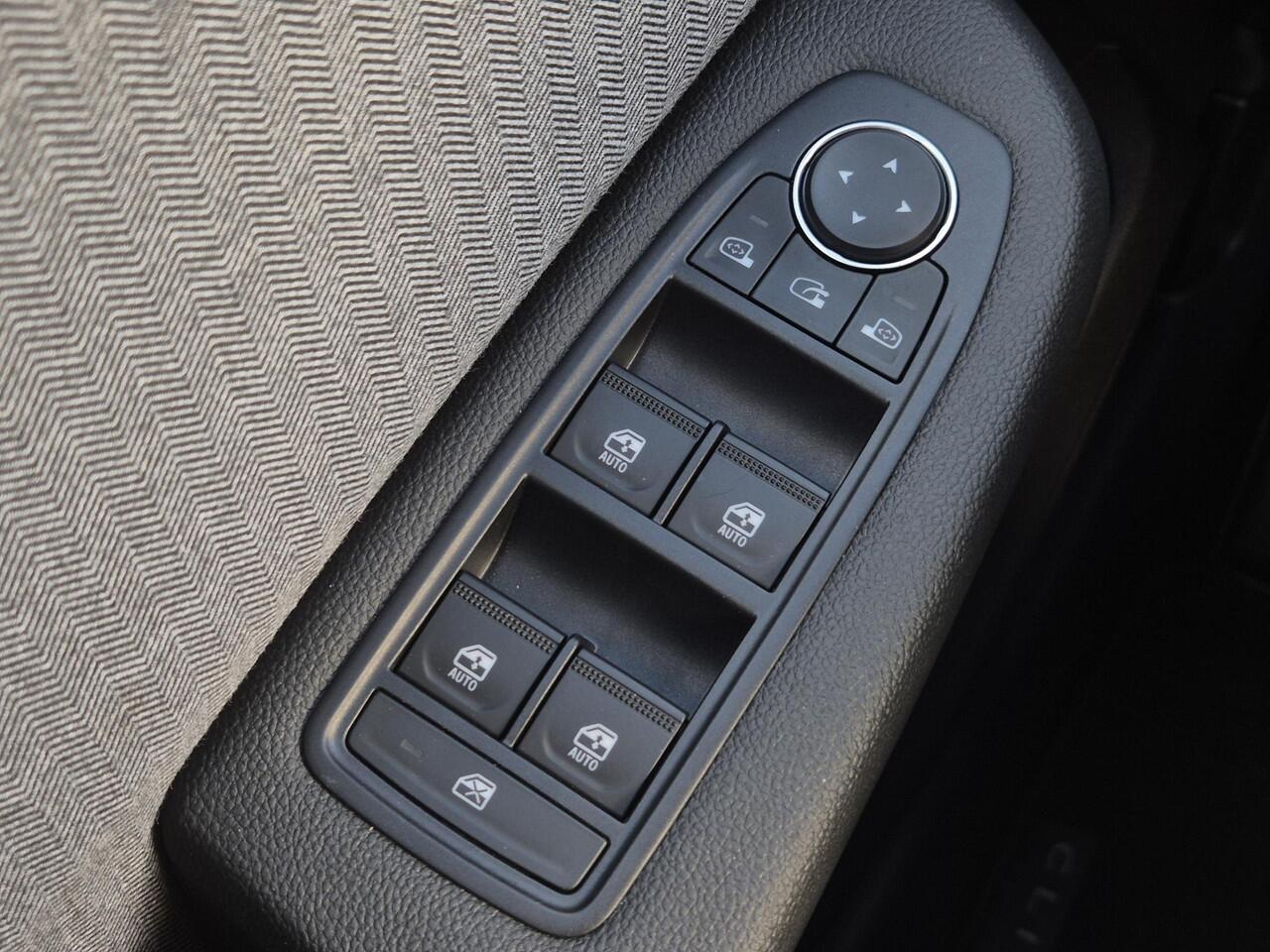 Renault CLIO 1.0 TCe 90 Techno Handgeschakeld / Pack winter / Draadloze telefoon lader / Keyless Entry/Start / Achteruitrijcamera / Stuur-, en Stoel verwarming / Climate control / Apple Carplay Android Auto /