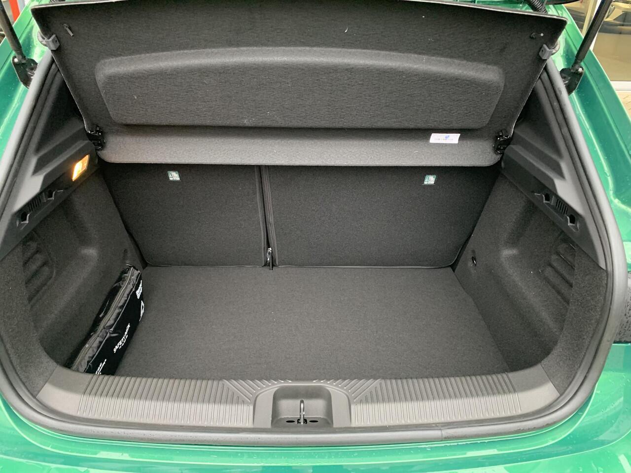 Renault CLIO 1.8 Hybrid 160 techno | Pack Premiere t.w.v. ¤1.400,- | Stoelverwarming | Dodehoekdetectie | 3D Around view camera