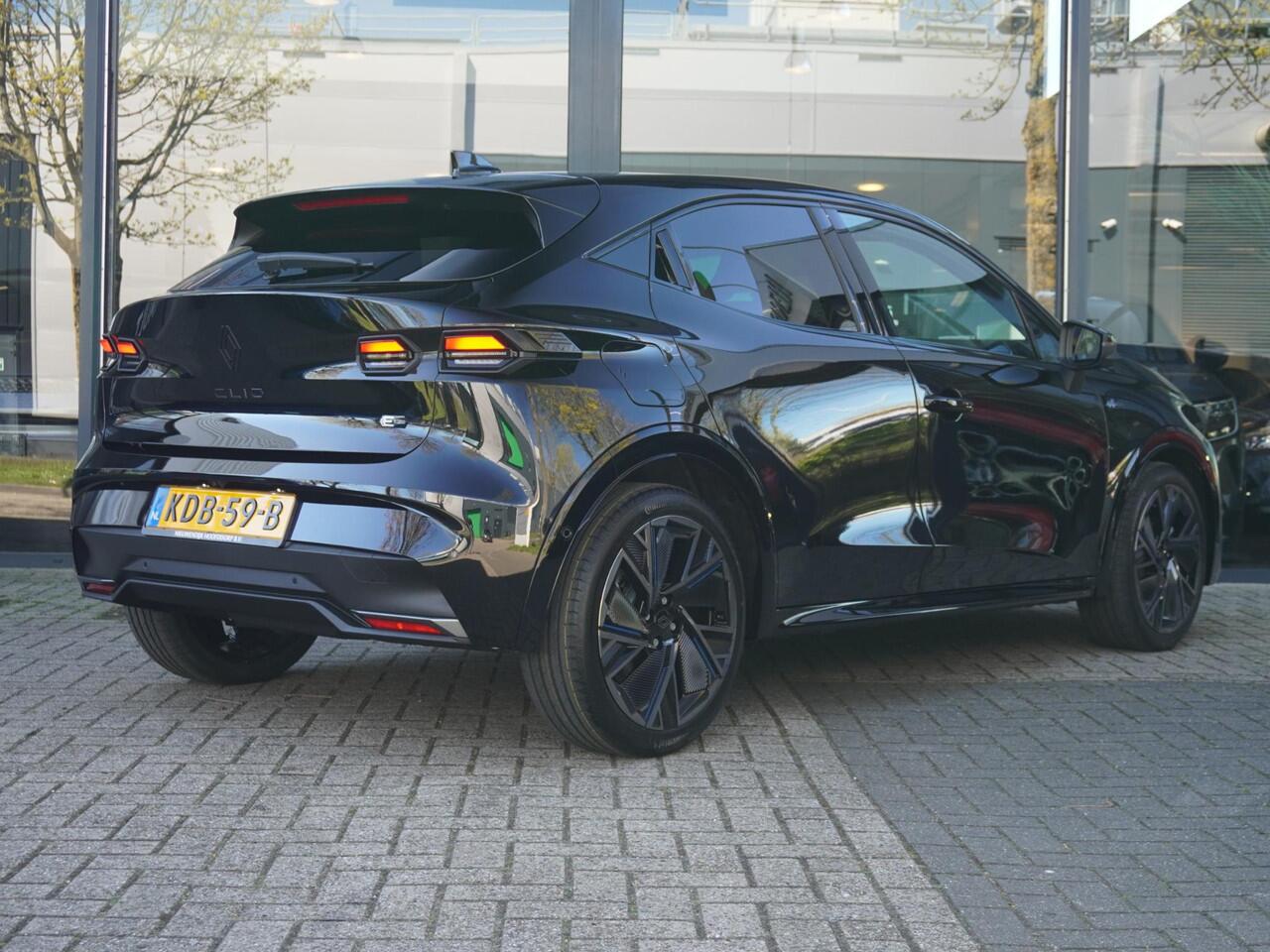 Renault CLIO 1.8 Hybrid 160 esprit Alpine / FULL OPTION / NIEUW / DIRECT RIJDEN / HARMAN KARDON / STOELV. / STUURV. / 360° CAMERA / NAVI / SPORTSTOELEN / CAMERA / BLINDSPOT / ADAPT. CRUISE / 18'' LMV