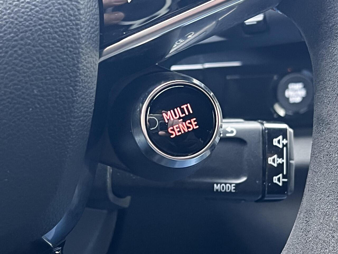 Renault ESPACE E-Tech full hybrid 200 esprit Alpine 7p. / Fabrieksgarantie tot 02-2027 / Dealer onderhouden / 7 persoons / 1.500 kg trekgewicht / Elektrische stoelen met massage functie / Elektrische klep / HUD / Camera 360° / Navi / Apple Carplay Android / 20" LM wiel