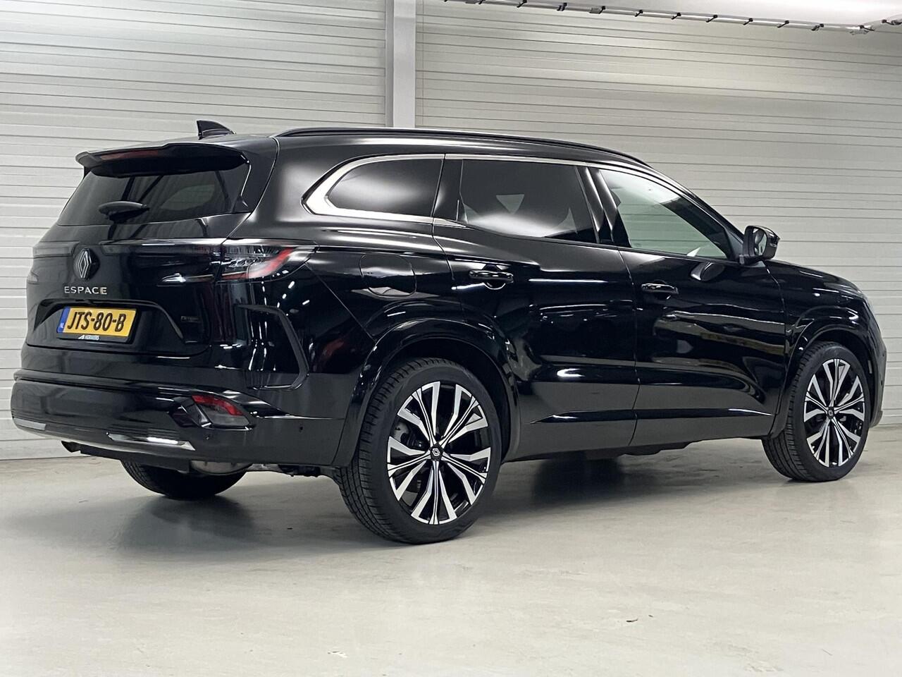 Renault ESPACE E-Tech full hybrid 200 iconic 7p. / Fabrieksgarantie 04-2027 / 7 persoons / 1.500 kg trekgewicht / Panorama dak / Leder / Elektrische stoelen / Massagefunctie / Elektrische klep / Harman Kardon Audio / Navi / Camera 360° / 20" LM wielen All Season banden 