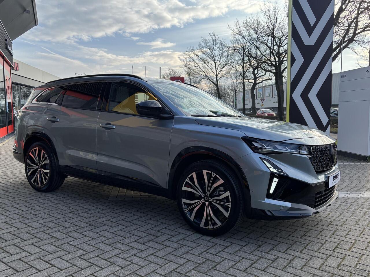 Renault ESPACE E-Tech full hybrid 200 iconic 7p. l Meer dan ¤ 4.000 voorraadvoordeel! l Gratis 5 jaar fabrieksgarantie! l Uit voorraad leverbaar!