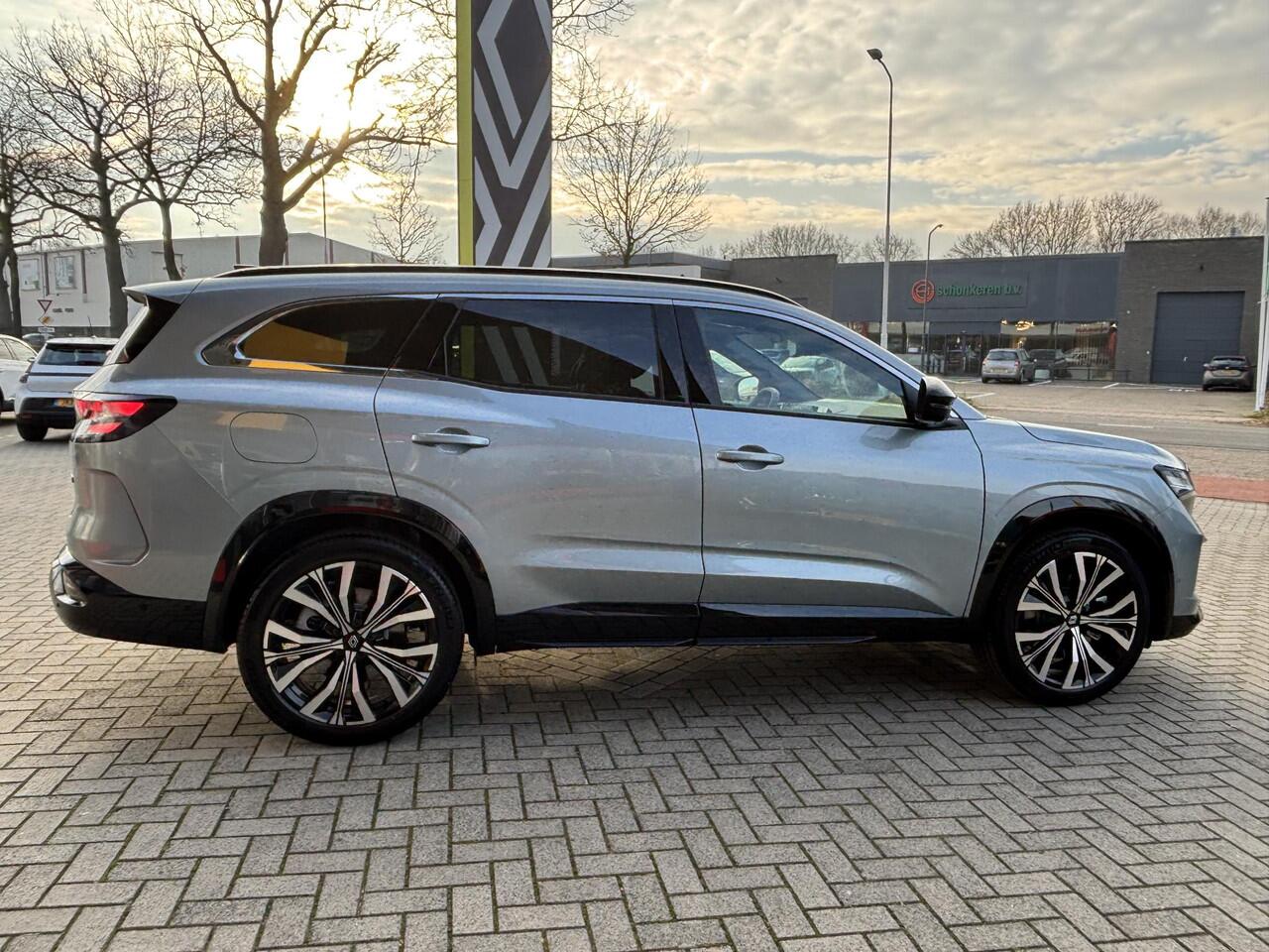 Renault ESPACE E-Tech full hybrid 200 iconic 7p. l Meer dan ¤ 4.000 voorraadvoordeel! l Gratis 5 jaar fabrieksgarantie! l Uit voorraad leverbaar!